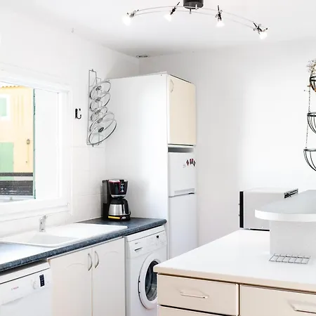 4 Pièces Lumineuse Avec Terrasse, Garage, 6 Couchages, Proche Et Commerces, Narbonne-plage - Fr-1-409-19 *