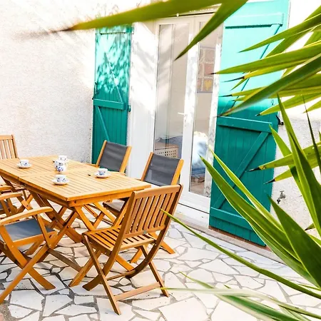 4 Pieces Lumineuse Avec Terrasse, Garage, 6 Couchages, Proche Et Commerces, Narbonne-plage - Fr-1-409-19 Villa *